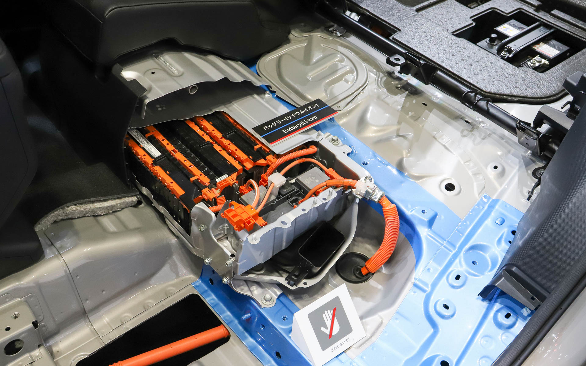 ロッキー ハイブリッドのカットモデルは、東京本社の1階に2週間ほど展示されたのみということなので、公開はほぼ初めてに近いとのこと