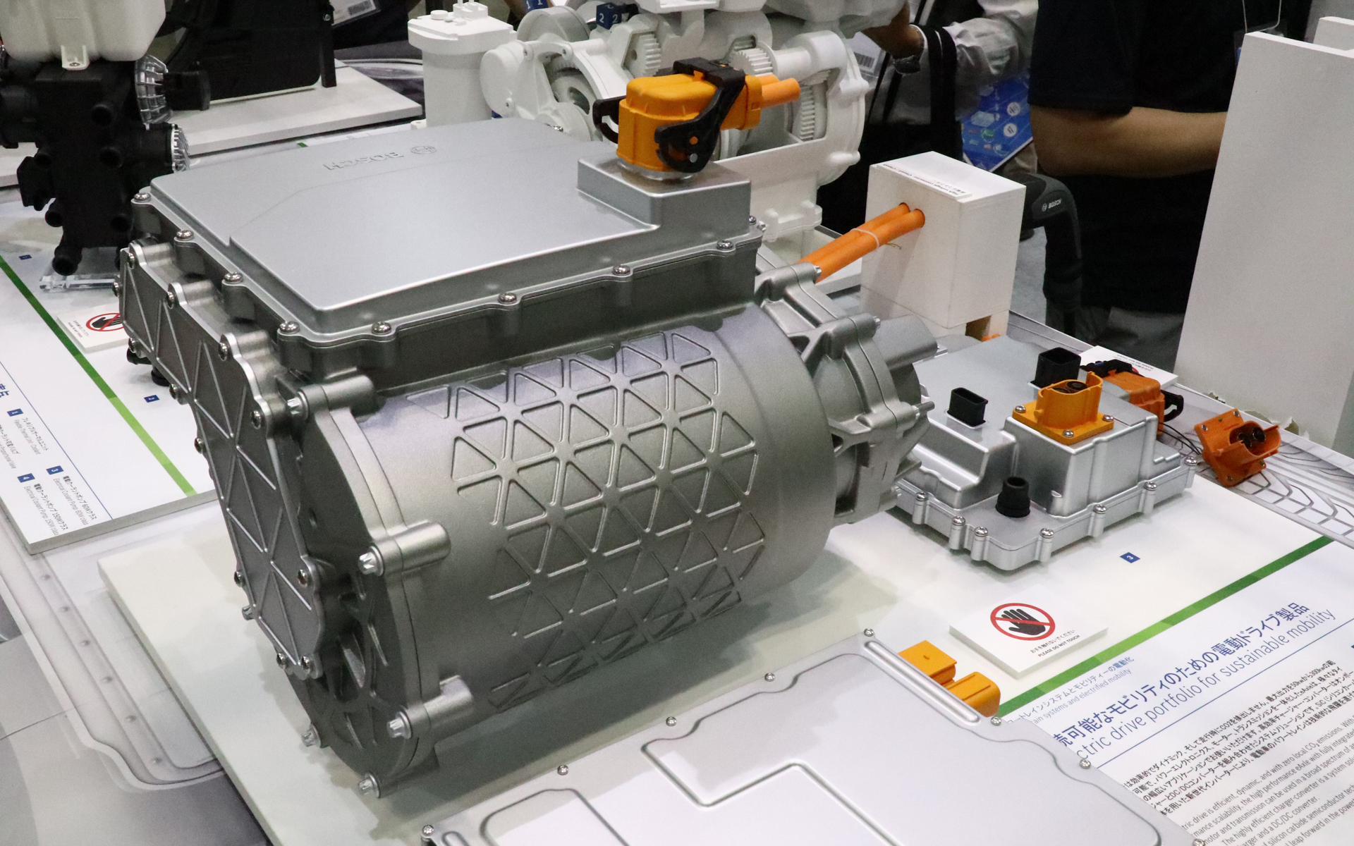 パワーエレクトロニクス、モーター、トランスミッションを一体化したeAxle