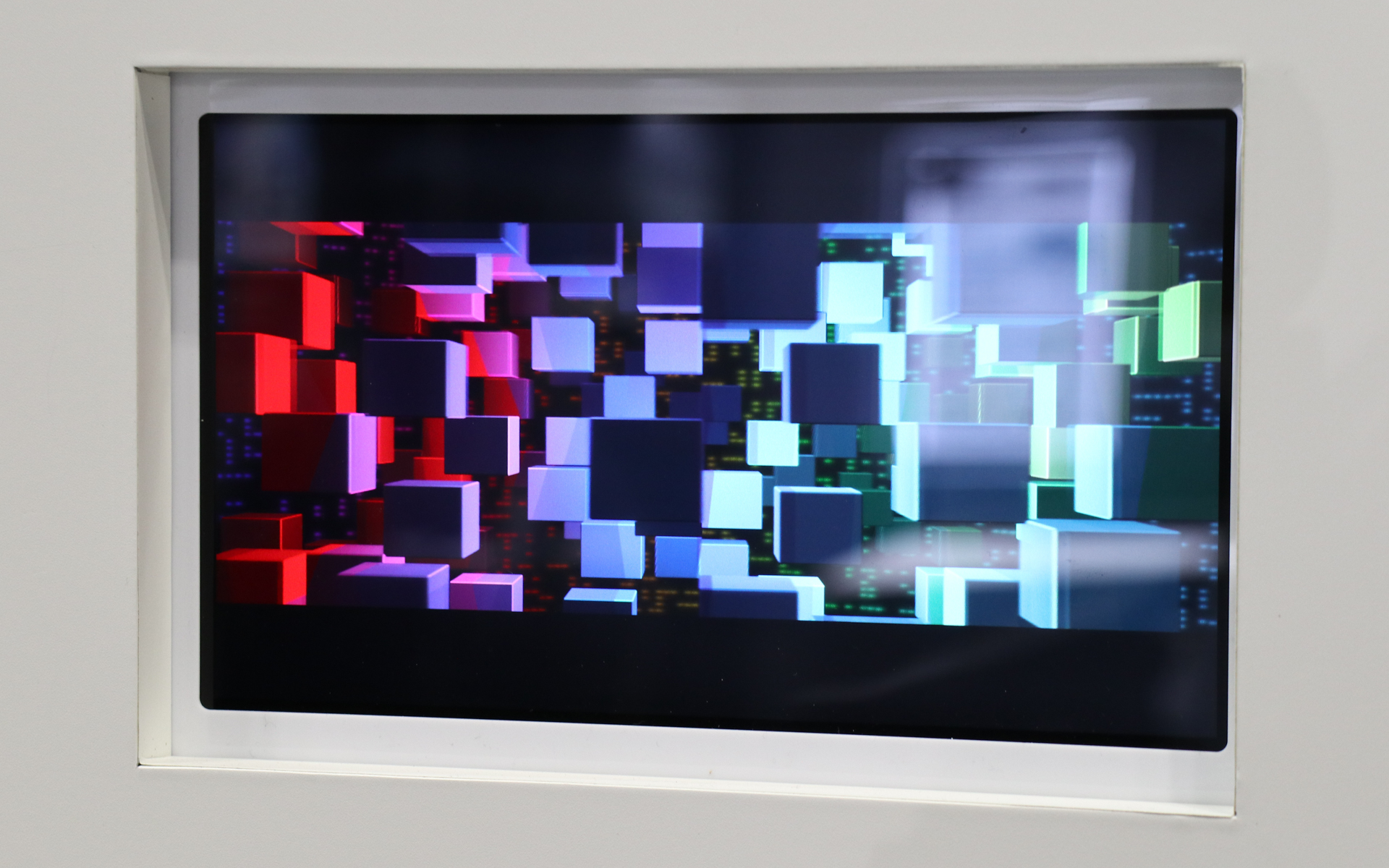 立体物が浮遊するような映像では、首を左右に振ると表示物の位置関係まで変化して見える