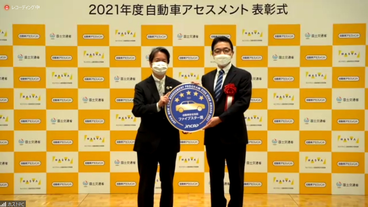 表彰式では代表して、アクアの開発を担当したトヨタ自動車株式会社 Toyota Compact Car Company TC製品企画 ZP 鈴木啓友氏が表彰状と記念メダルを受け取った