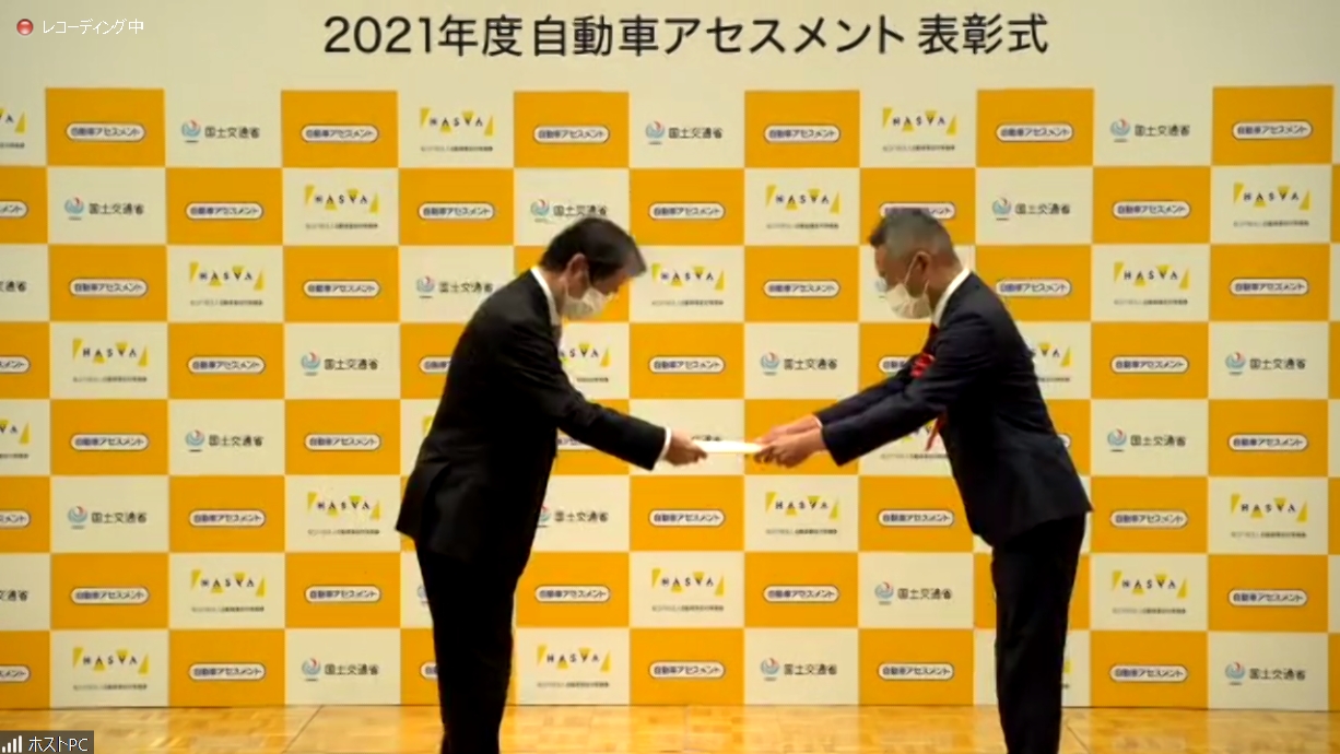 表彰式では代表して、ノート/ノート オーラの開発を担当した日産自動車株式会社 Nissan 第一製品開発本部 Nissan 第一製品開発部 第一プロジェクト統括グループ 車両開発主管 渡邊明規雄氏が表彰状と記念メダルを受け取った