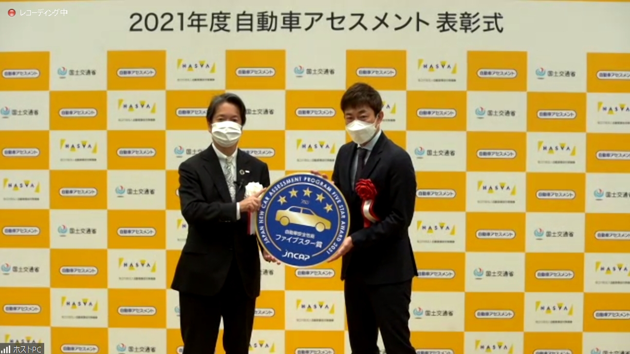 ファイブスター賞を獲得した本田技研工業「ヴェゼル」。表彰式では本田技研工業株式会社 四輪事業本部 ものづくりセンター LPL チーフエンジニア 井橋祥共氏が表彰状と記念メダルを受け取った