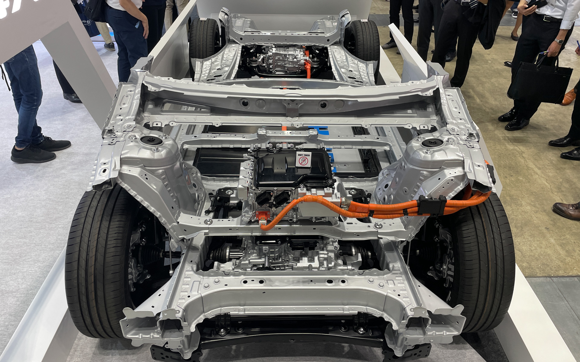 トヨタ自動車は新型バッテリEV「bZ4X」のEVシステムを「人とくるまのテクノロジー展2022 YOKOHAMA」に展示