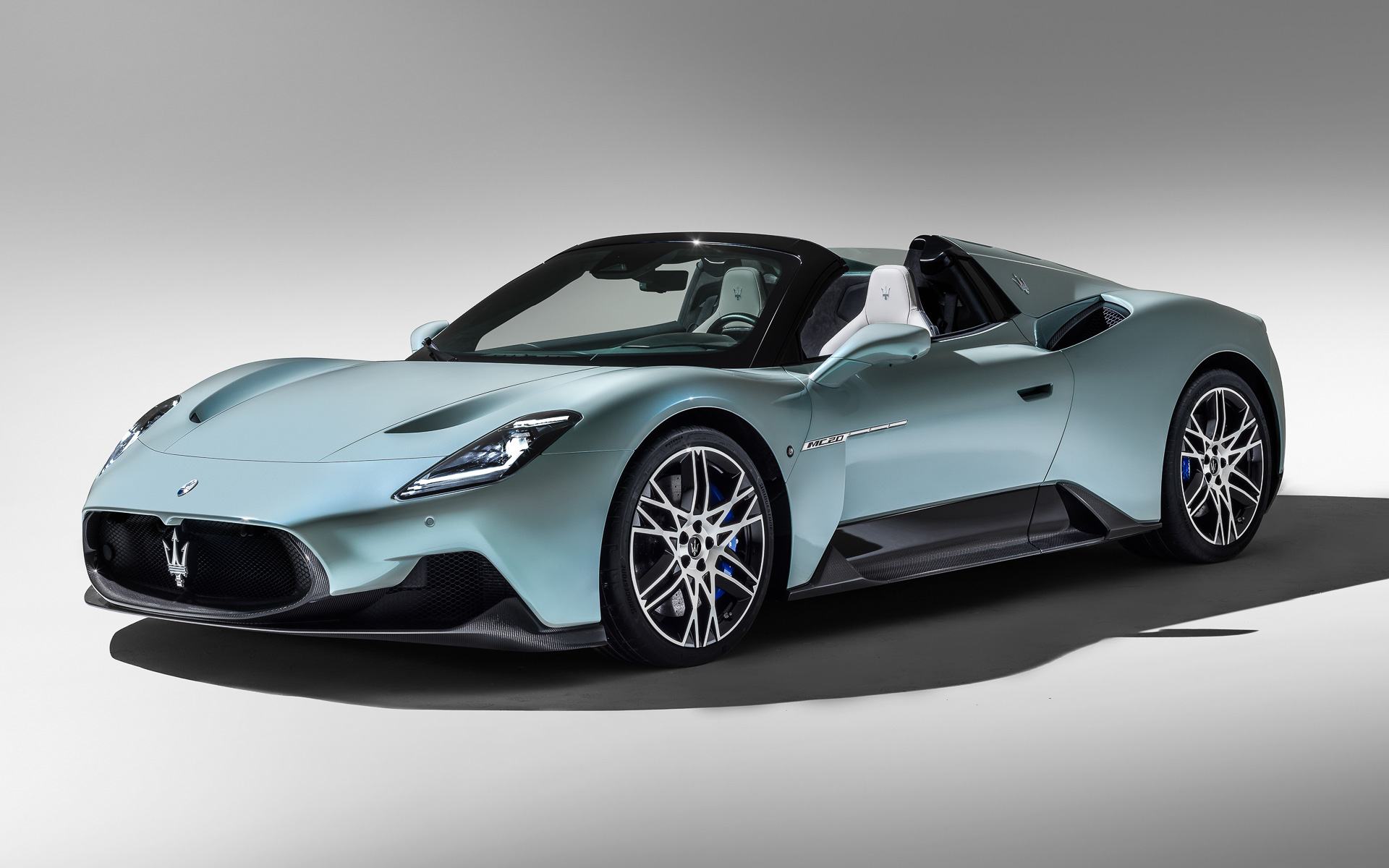 ボディサイズは4669×2178（サイドミラーを除くと1965）×1224mm（全長×全幅×全高）、ホイールベースは2700mm。タイヤサイズはフロントが245/35R20、リア305/30R20