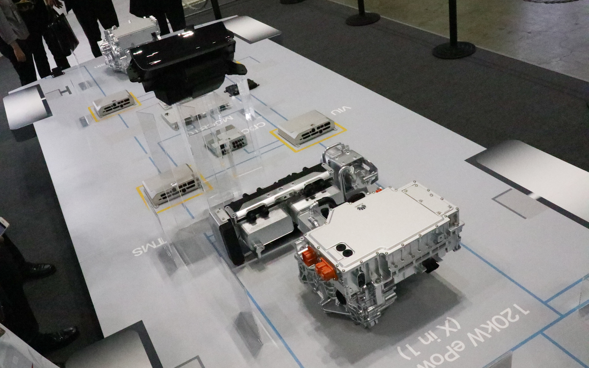 電動車のソリューションを展示