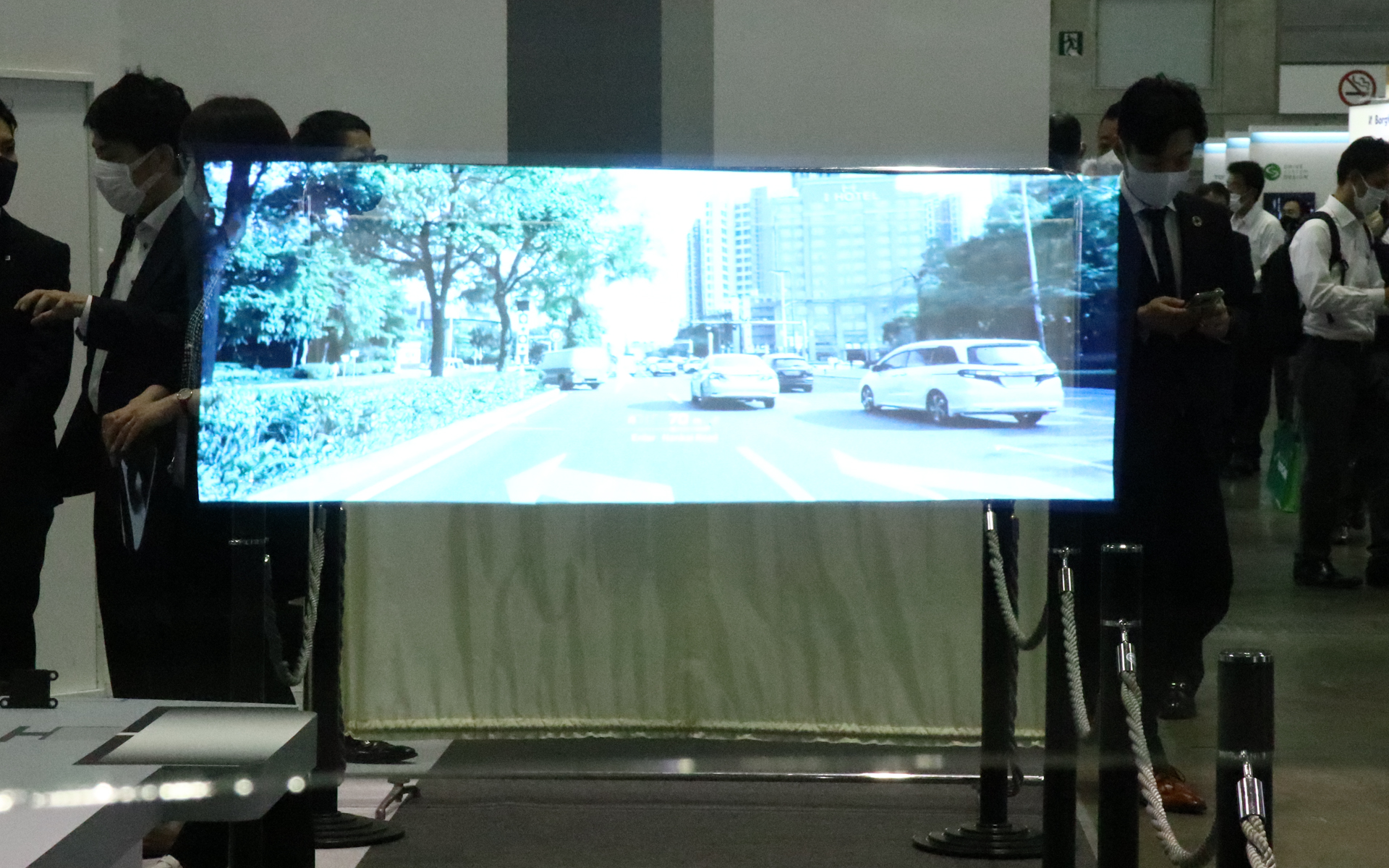 実際にAR-HUDを見たところ。写真よりもはるかにきれいに表示されていた