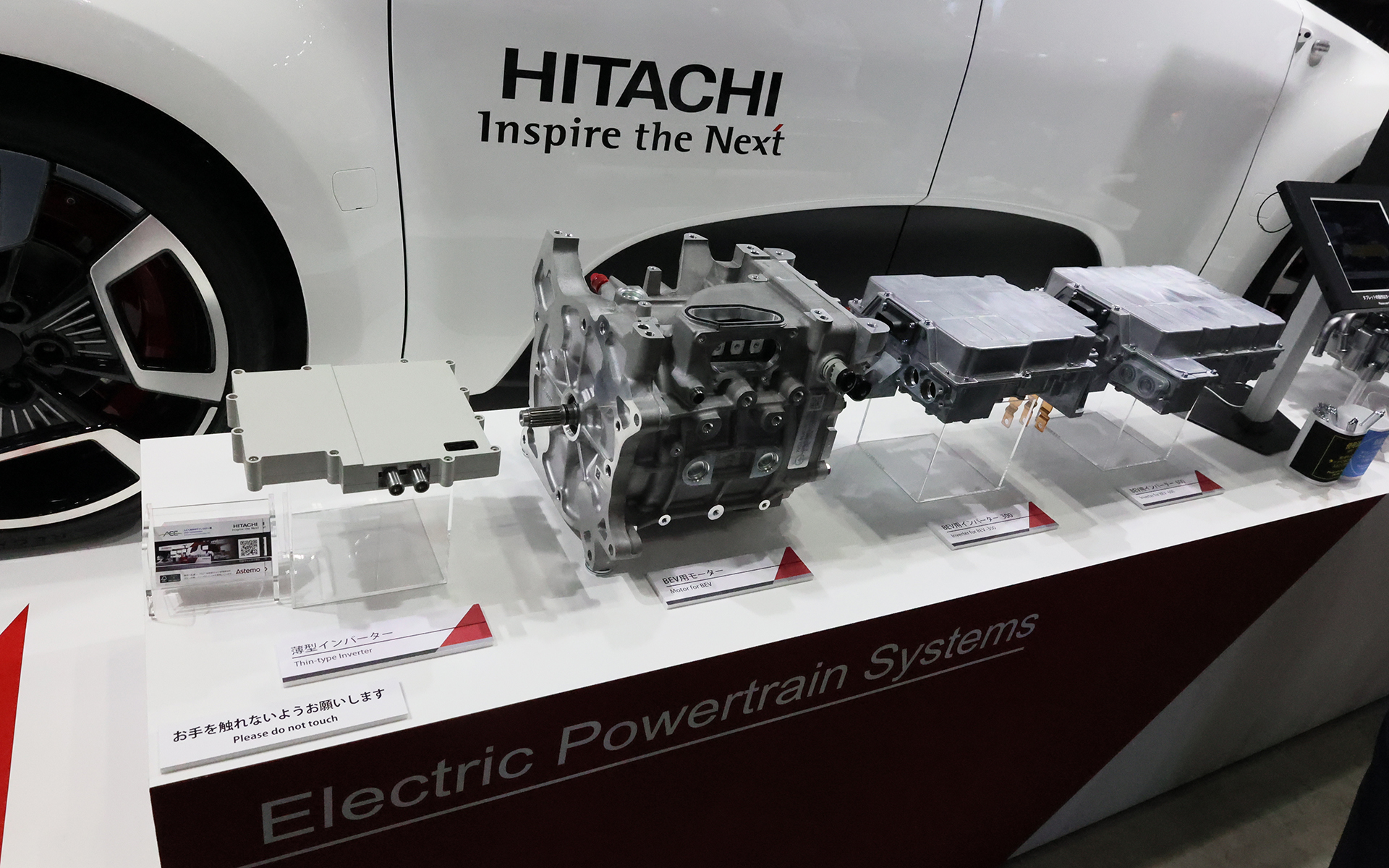 奥にあるのが従来型のインバータ。インバータの冷却水は外付けのウォーターポンプで循環。加速時などはインバータからの熱量が一気に増えるのでその際は水流制御も行なう。水温としては100℃以下であれば問題ないとのこと