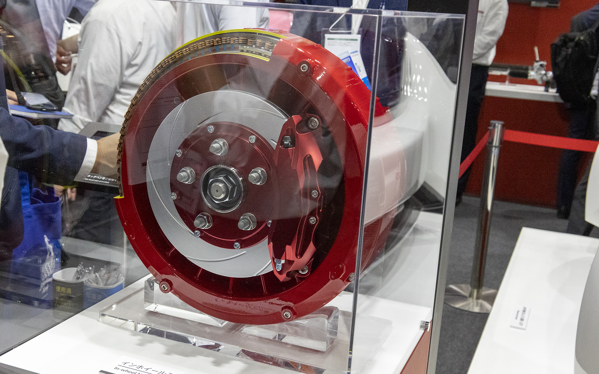 円の部分がモーターで、裏側の小さい突起部がインバータ。ホイールサイズは19インチ、最高出力は60kW、最大トルクは960Nm、オイルによる液冷タイプ