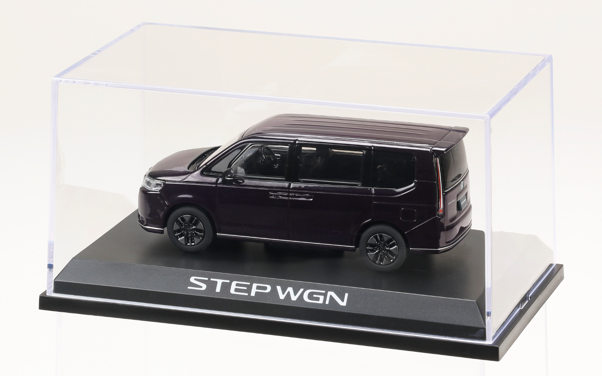 クリアケースとディスプレイベースが付属