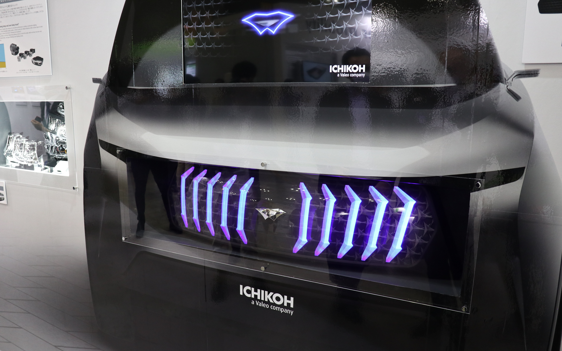 e-Grilleの展示。実際にグリルのグラフィックに重ねて点灯させて光の表現が可能になっている