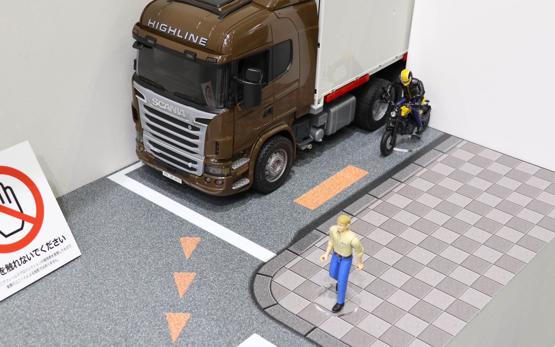 車外に方向指示などの情報を伝える「ニアフィールドプロジェクション」の模型展示