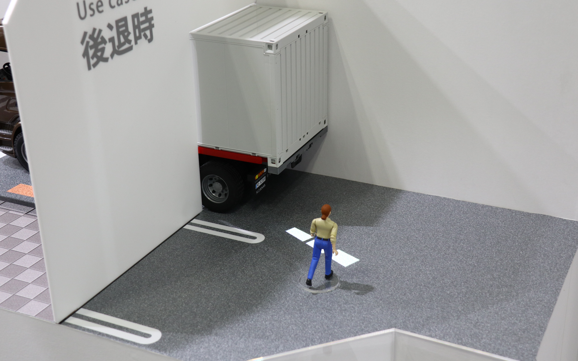 後退時にも道路に白い照射をして方向を示している