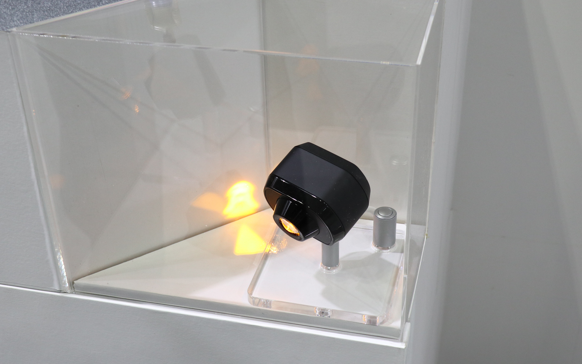 道路に投影するプロジェクションユニットの試作機