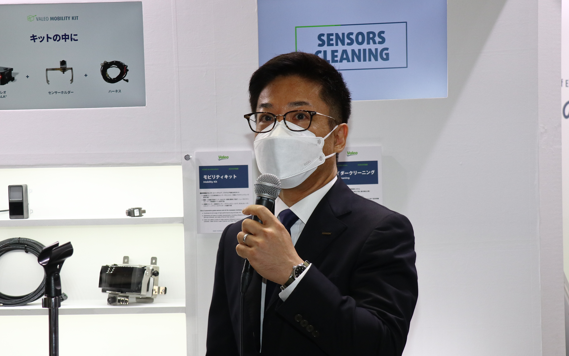 ブースの説明をする市光工業株式会社 マーケティング部/スタイリングデザイン部 部長の箕川彰一氏