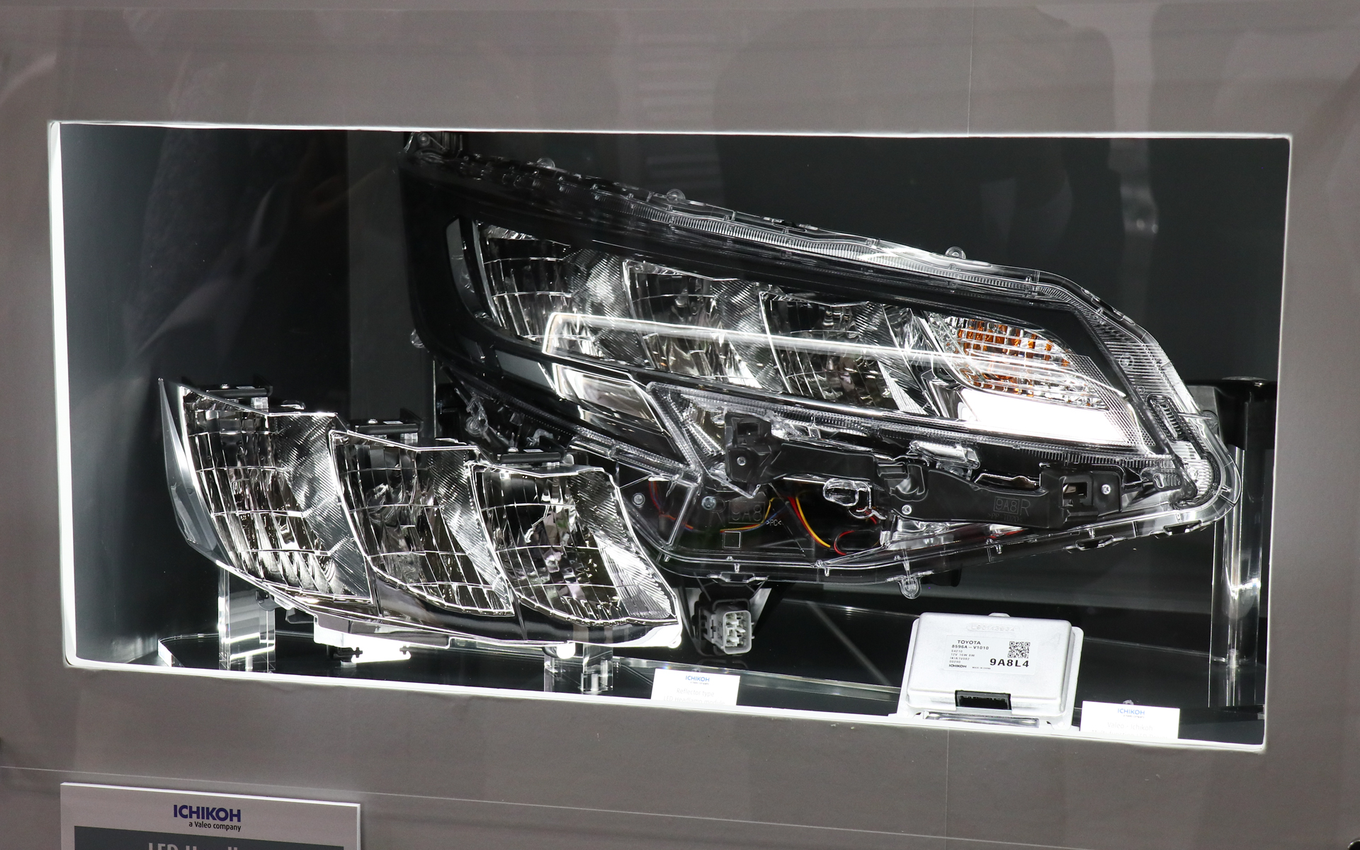 ブースでは市光工業のライト製品が展示された。これはトヨタ自動車の新型「ノア」のヘッドライト