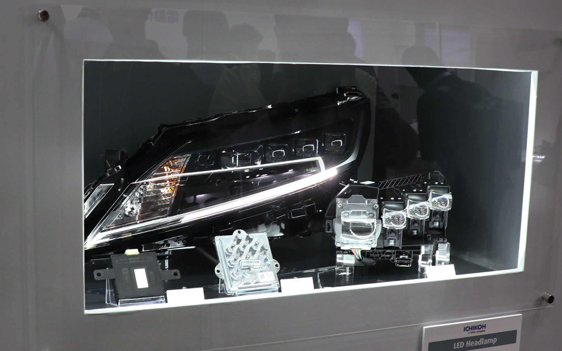 日産自動車「ノート」のヘッドライト