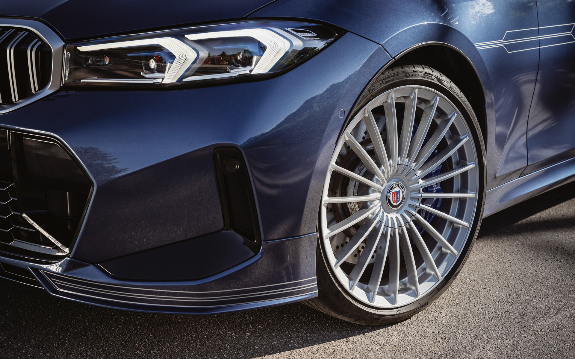 標準装備は5×4スポークデザインの19インチ アルピナ鋳造ダイナミックホイールだが、オプションで20スポークデザインの20インチ アルピナ鍛造クラシックホイールも設定されている