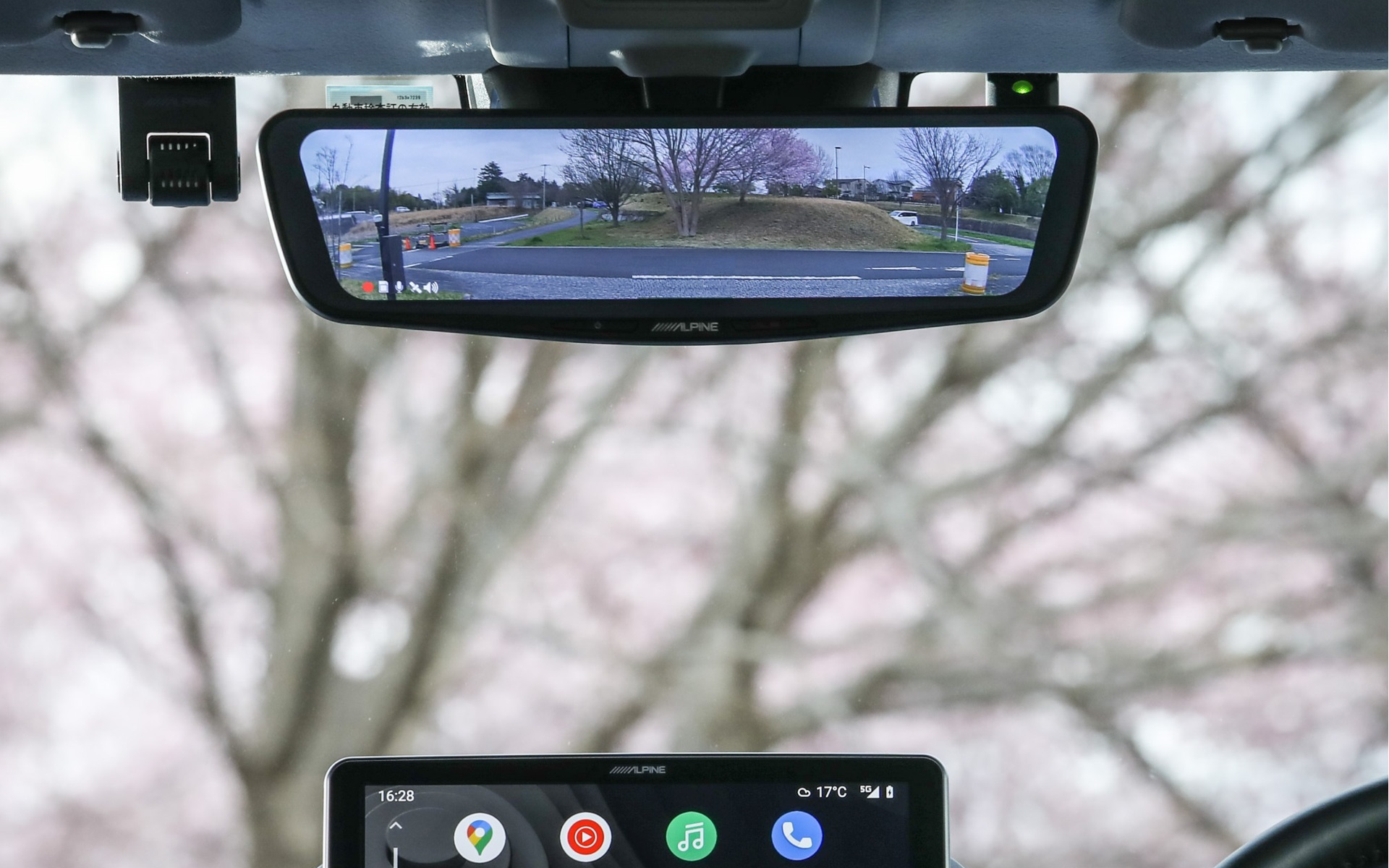 ジムニーシエラ装着イメージ：製品はDMR-M01R（ドライブレコーダー搭載デジタルミラー）