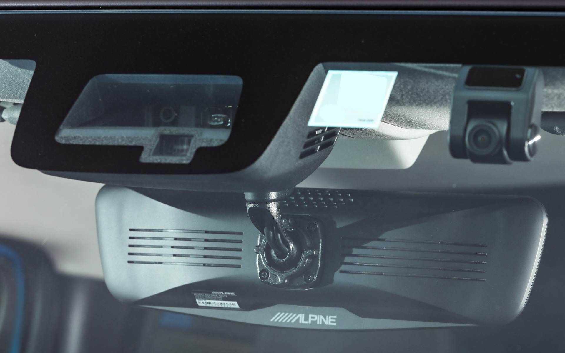 ジムニーシエラ装着イメージ：製品はDMR-M01R（ドライブレコーダー搭載デジタルミラー）