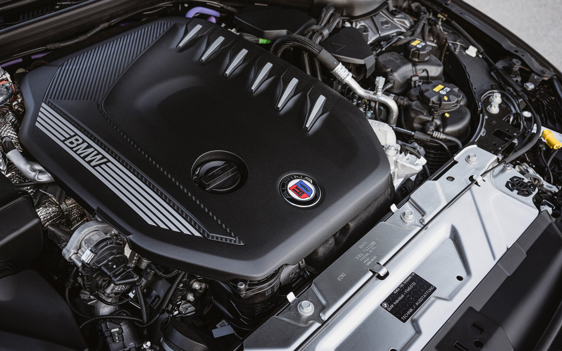 直列6気筒3.0リッター ビ・ターボ ディーゼルエンジンは最高出力261kW（355PS）/4000-4200rpm、最大トルク730Nm/1750-2750rpmを発生。アルピナ・スウィッチ・トロニック付きの8速スポーツATが組み合わせられる