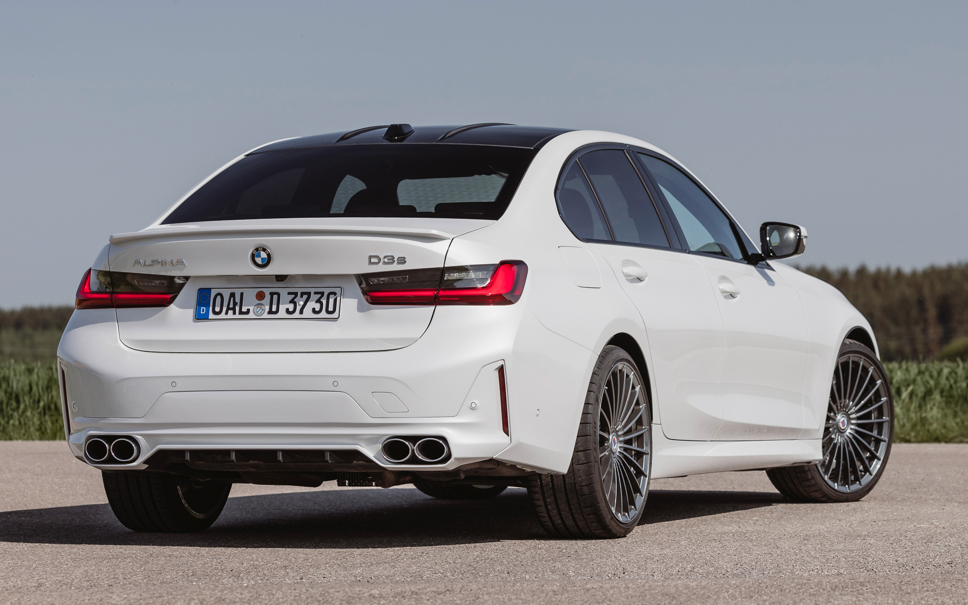 ボディサイズは4723×1827×1440mm（全長×全幅×全高）、ホイールベースは2851mm、車両重量は1950kg、トランク容量は480L