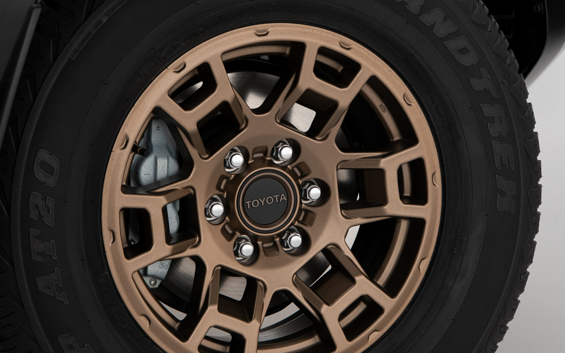 ブロンズカラーの17インチアルミホイール