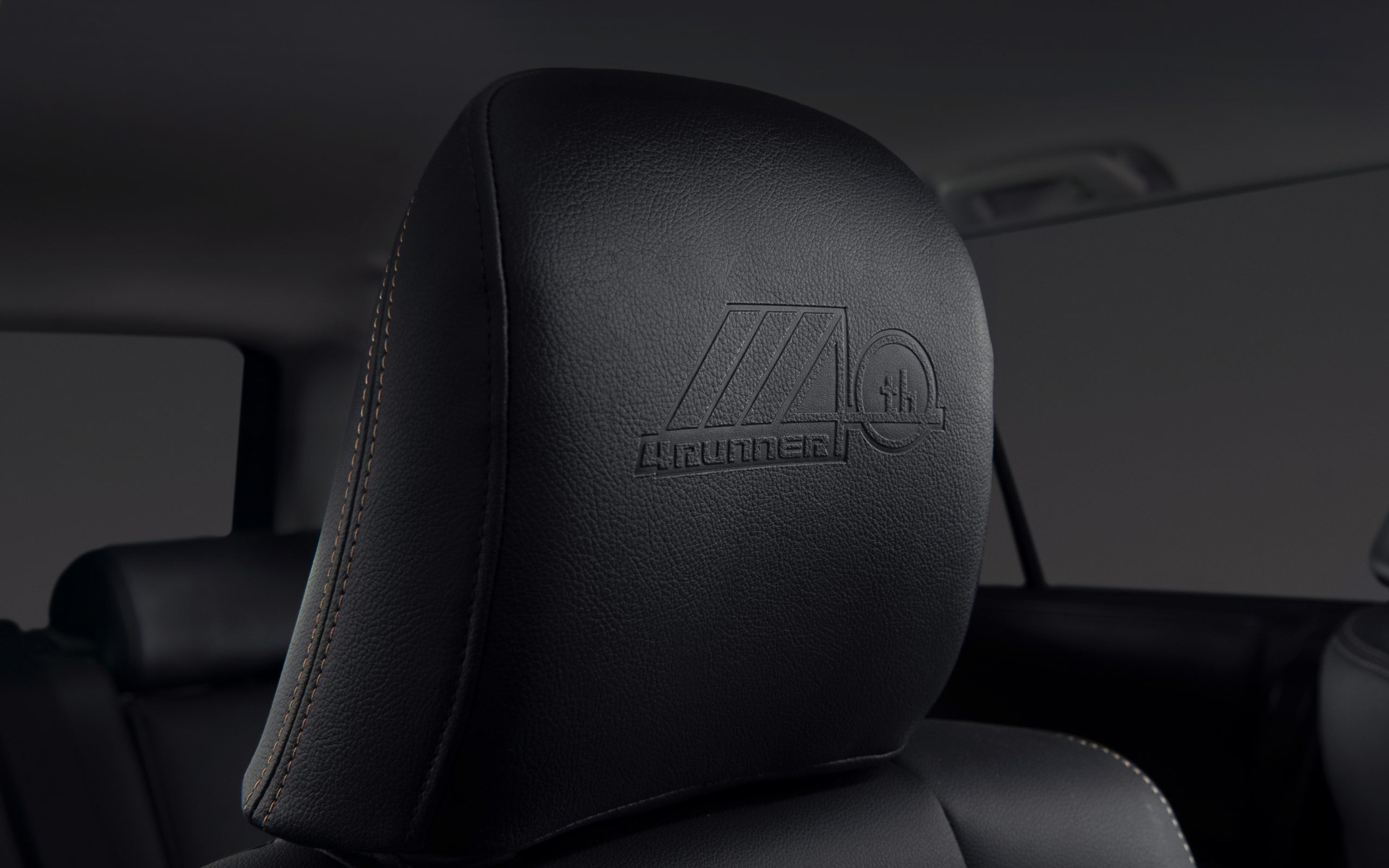 ヘッドレストにも記念エンブレム