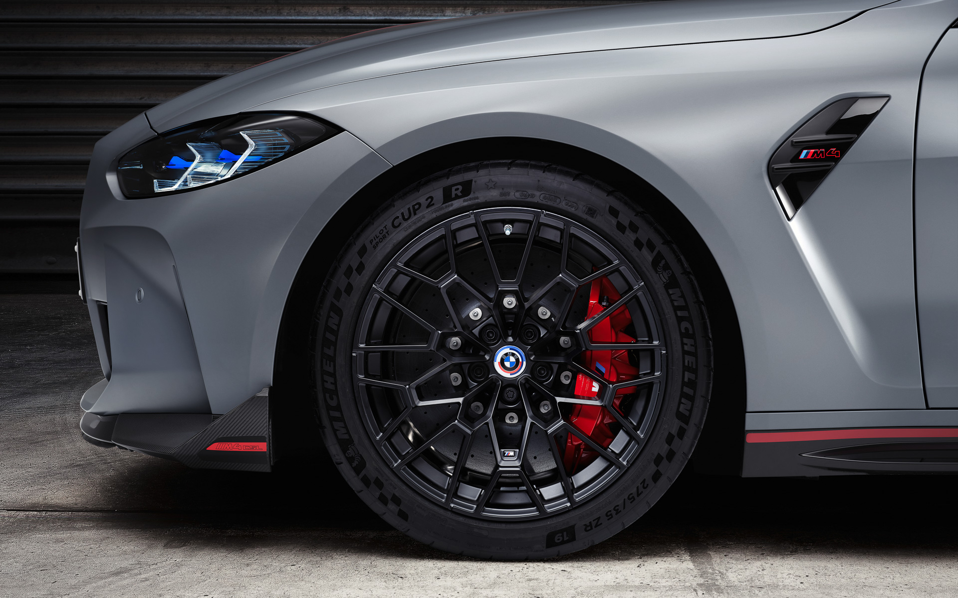 専用のクロススポークデザインのM軽合金鍛造ホイール（フロント19インチ、リア20インチ）を標準装備。専用に開発された高性能タイヤ（サイズ：フロント275/35ZR19、リア285/30ZR20）を装着する