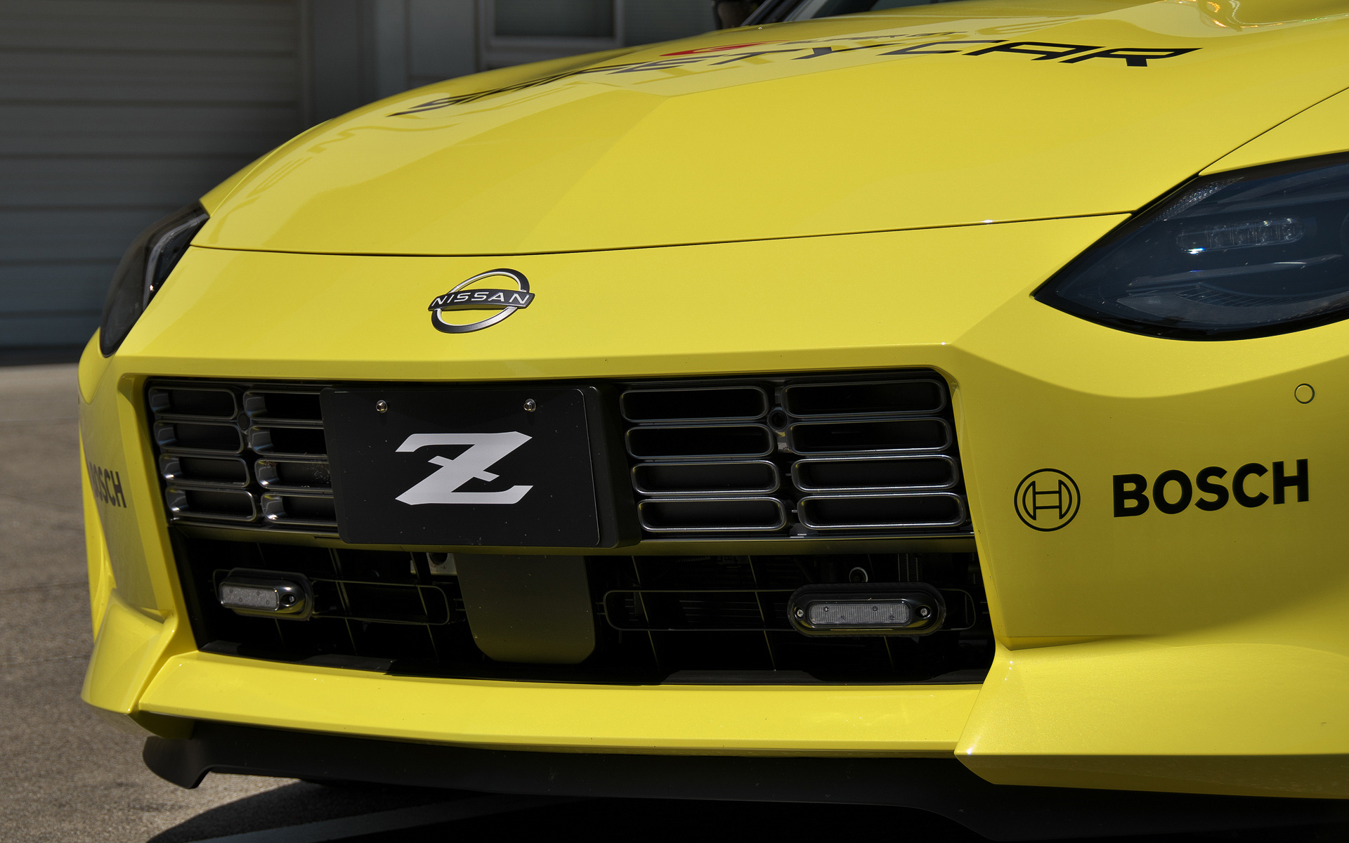 フロントグリルにも灯火の追加