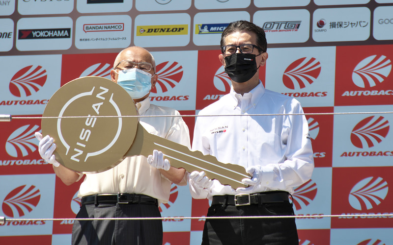 日産の新型ZがSUPER GTのオフィシャルセーフティカーに 左ハンドルの