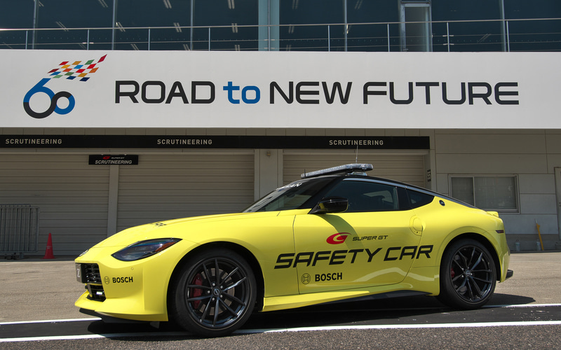 日産の新型ZがSUPER GTのオフィシャルセーフティカーに 左ハンドルの