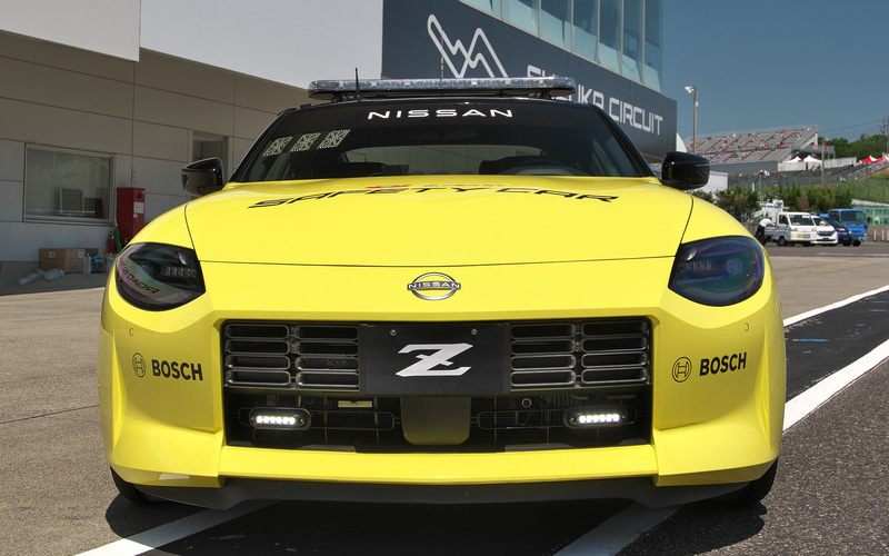 日産の新型ZがSUPER GTのオフィシャルセーフティカーに 左ハンドルの