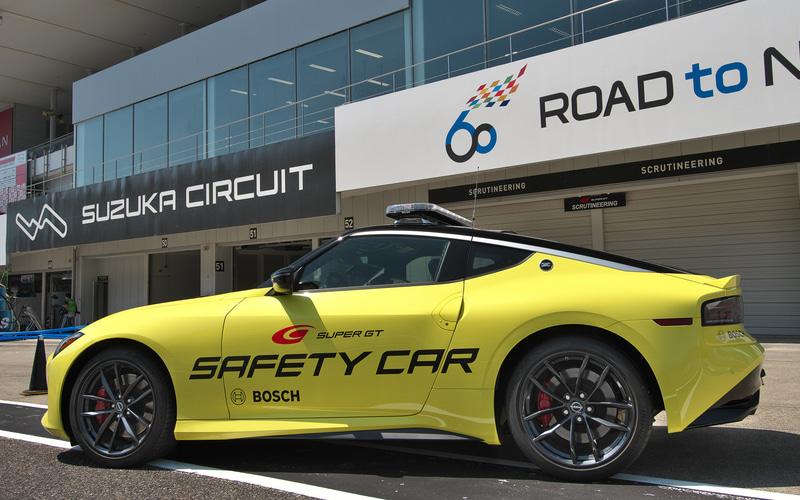 日産の新型ZがSUPER GTのオフィシャルセーフティカーに 左