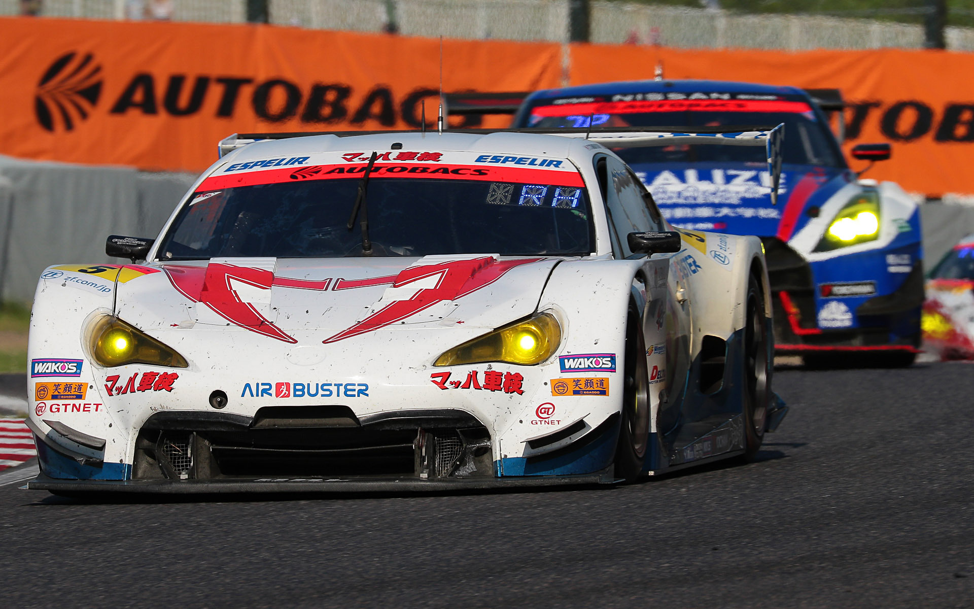 5号車 マッハ車検 エアバスター MC86 マッハ号（冨林勇佑/平木玲次組、YH）と56号車 リアライズ日産メカニックチャレンジ GT-R（藤波清斗/ジョアオ・パオロ・デ・オリベイラ組、YH）の争い