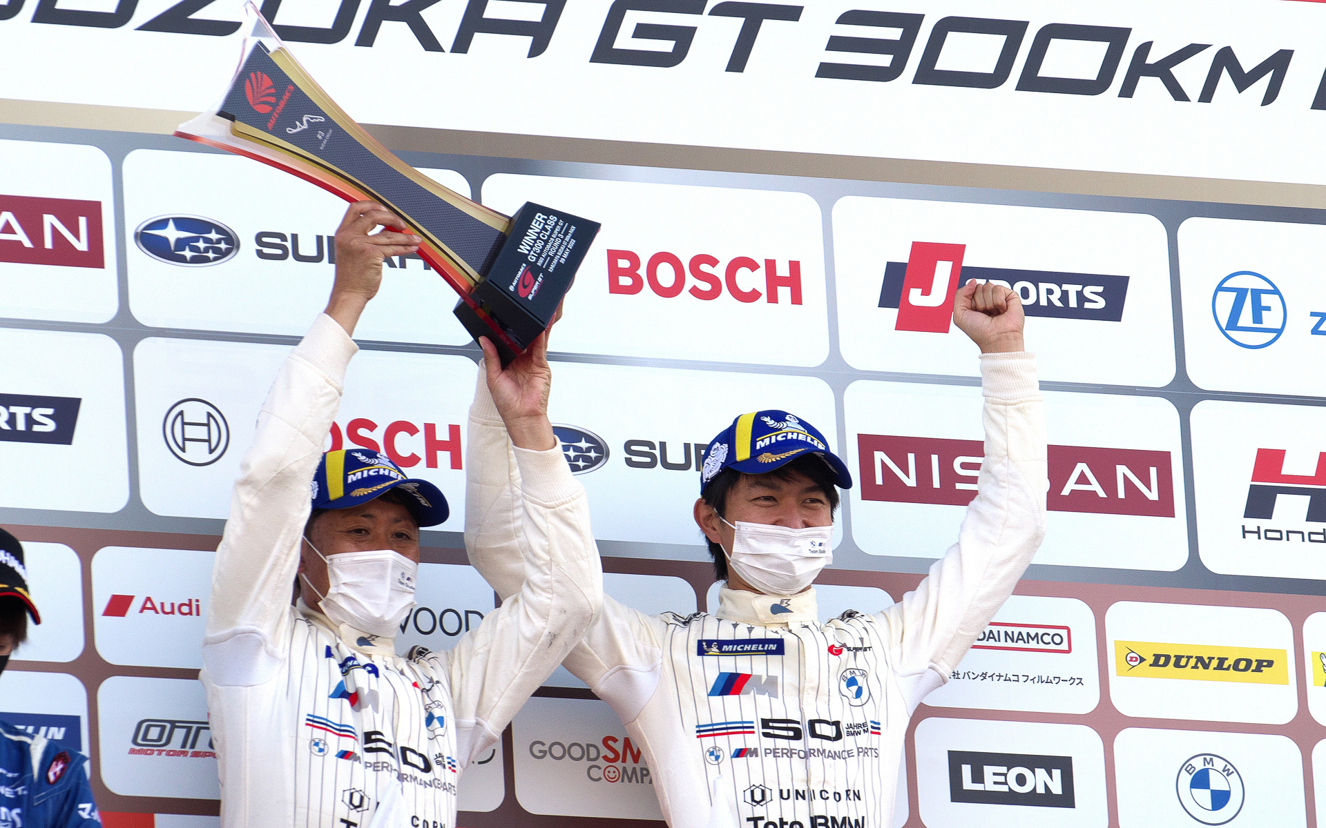 優勝をよろこぶ荒聖治選手（左）、近藤翼選手（右）。荒選手はGT500の優勝は何度もあるが、GT300は初優勝