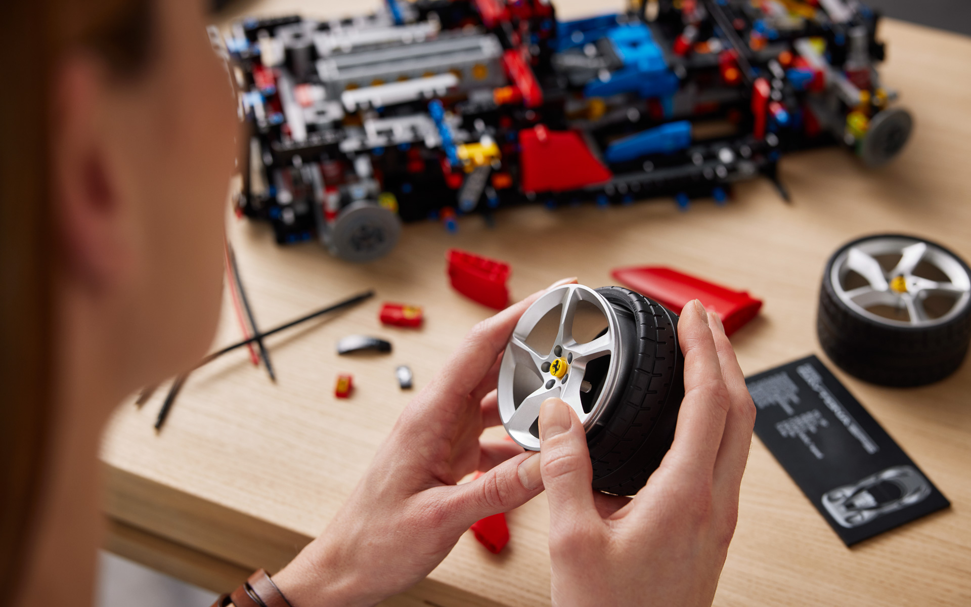 フェラーリ デイトナSP3は総ピース数3778個の組み立てキット