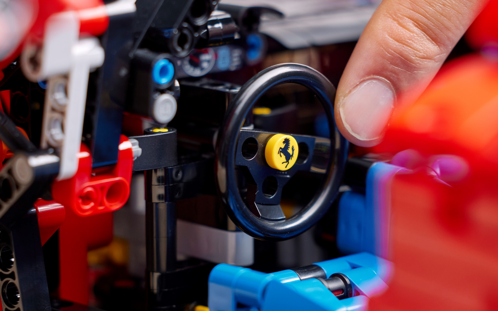 ステアリングには跳ね馬のエンブレムが付く