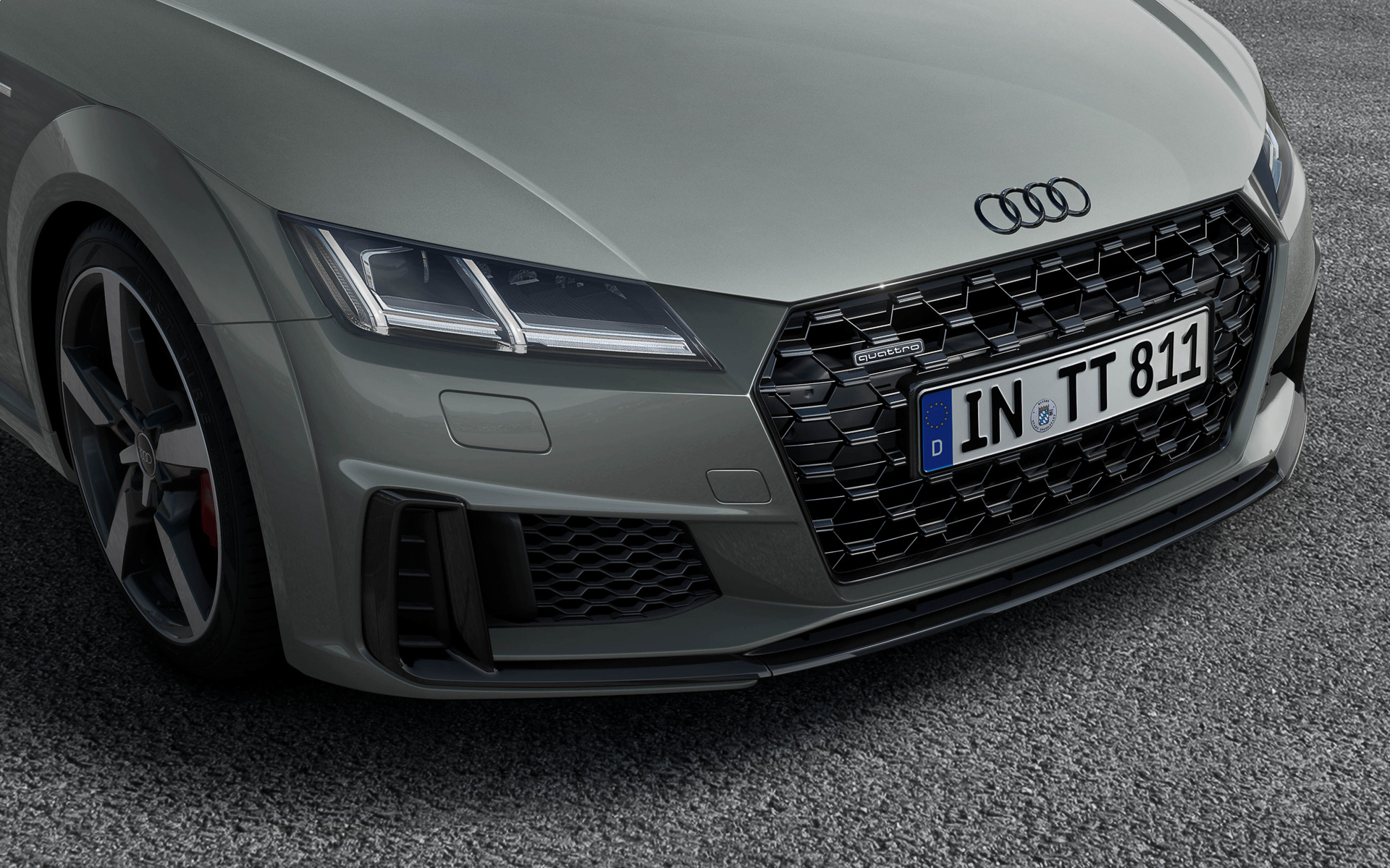 マトリクスLEDヘッドライトやハイグロスブラックのラジエターグリルを装着