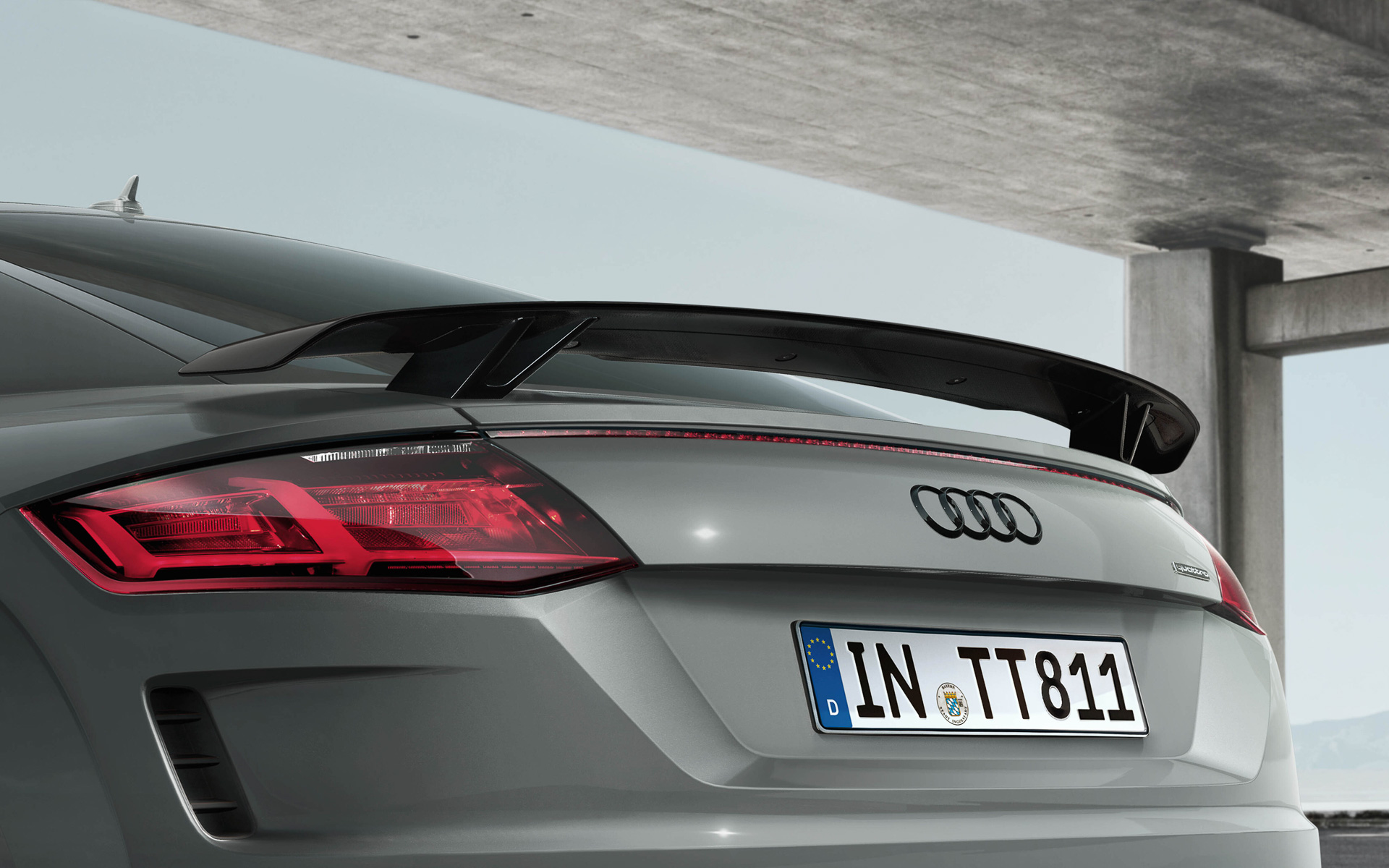 TTRSデザインのリアスポイラー