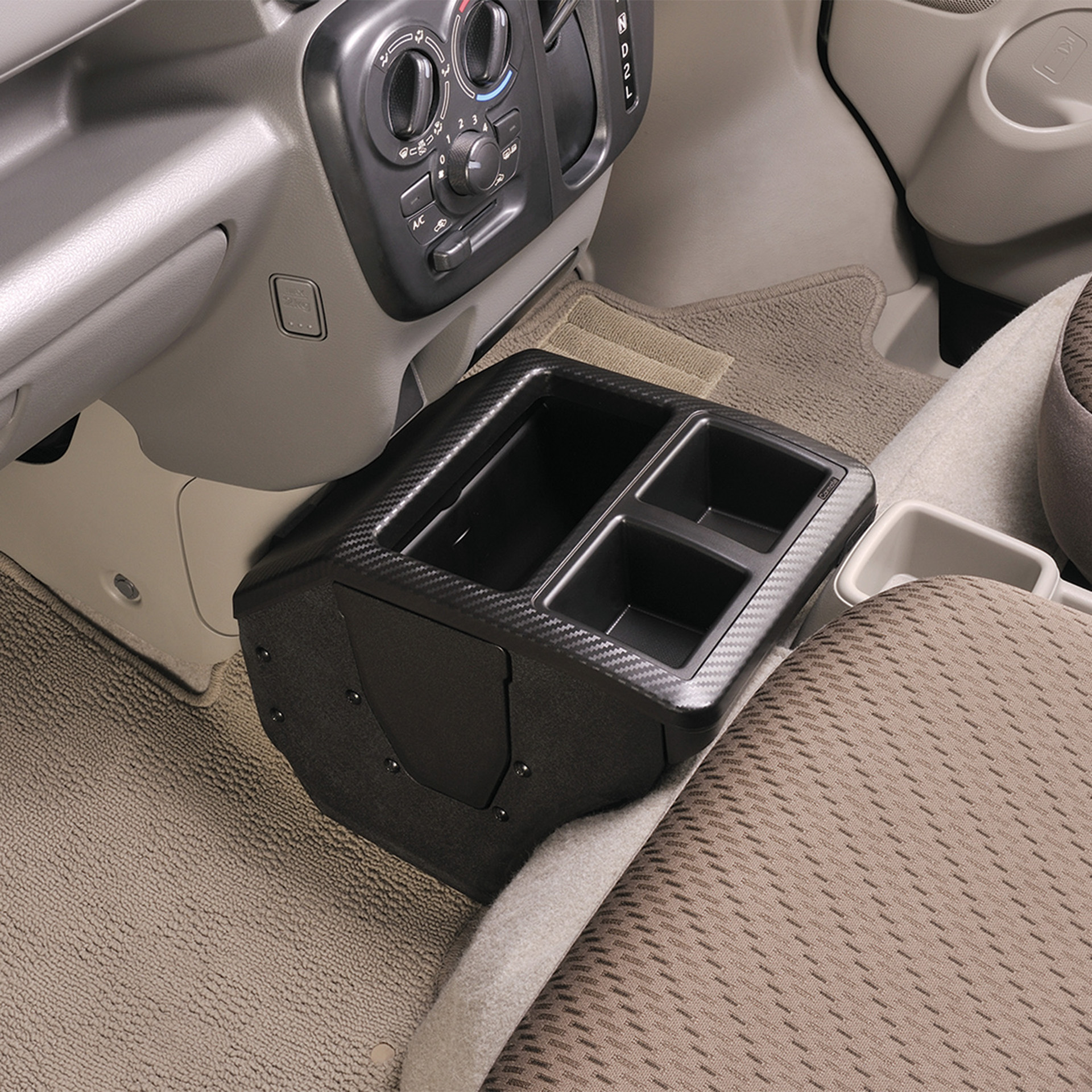 マットブラックを基調とし、天板に質感の高いカーボン調の意匠を採用