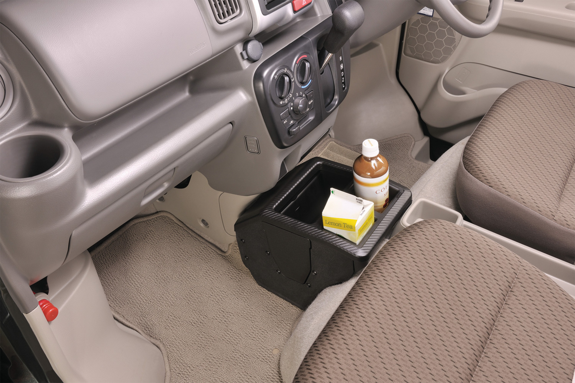 太めのペットボトルにも対応、ドリンクホルダーとゴミ箱を増設