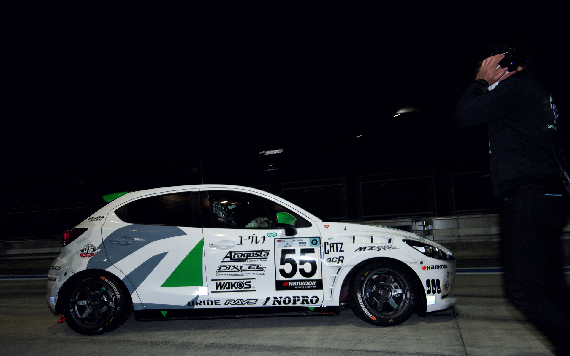 24時間レースはナイトセッションもあるため、公式テストでも夜間走行が実施された