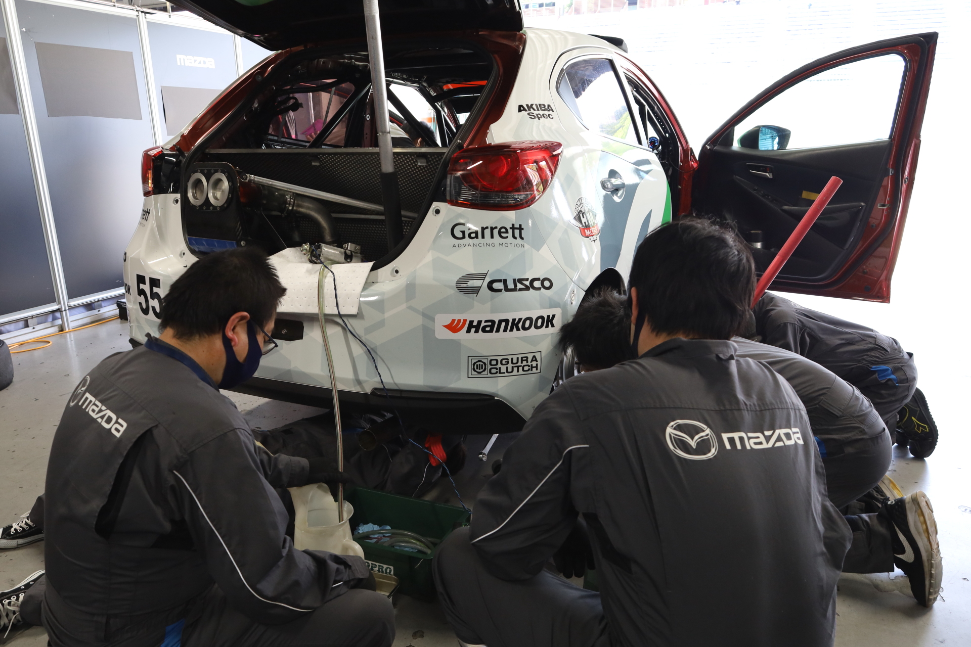 スーパー耐久に参戦している広島マツダのHM RACERSからもメカニックが派遣されていて、メーカーのエンジニアと合わせた混成チームとなる