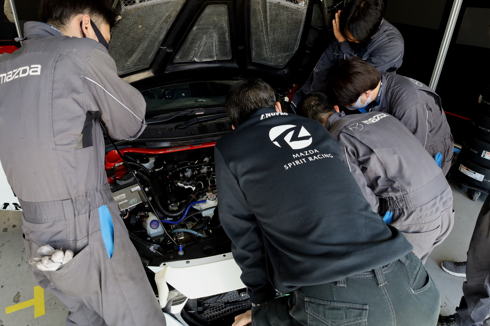 スーパー耐久に参戦している広島マツダのHM RACERSからもメカニックが派遣されていて、メーカーのエンジニアと合わせた混成チームとなる