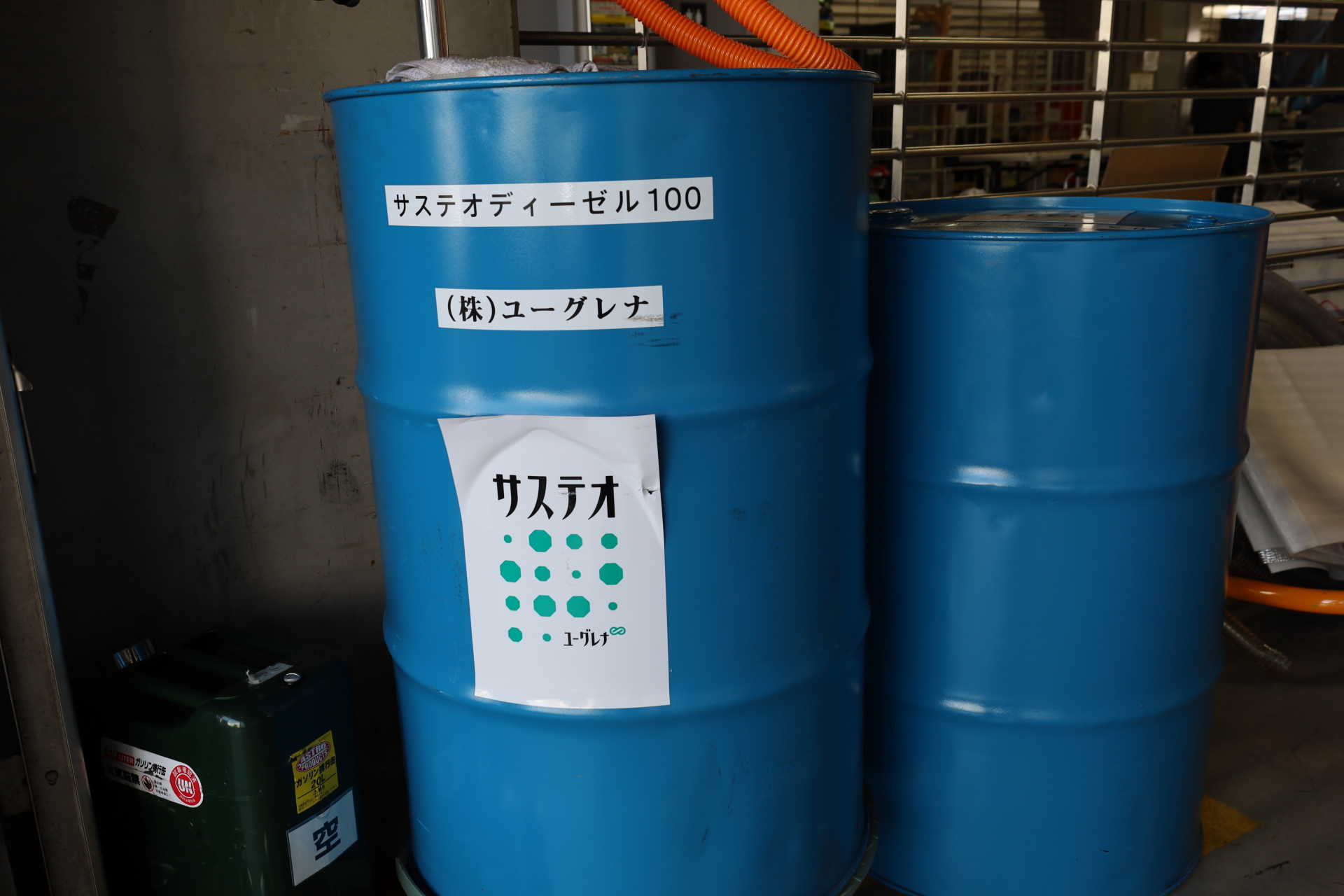 燃料は年間を通してユーグレナのサステオを使用。スーパー耐久のST-Qクラスではカーボンニュートラルに向けた取り組みも行なっていて、MAZDA2 Bio conceptは使用済み食用油と微細藻類のユーグレナから抽出した次世代バイオディーゼル燃料を使っている