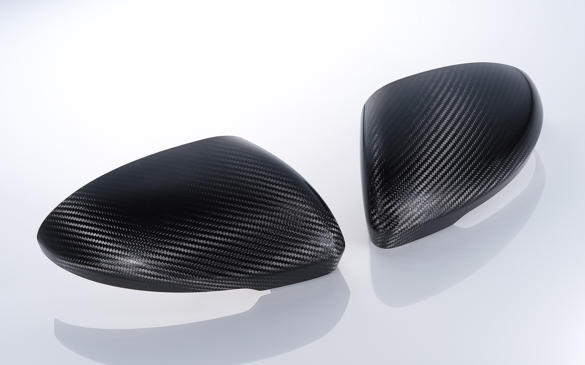 ドライカーボン素材を使用