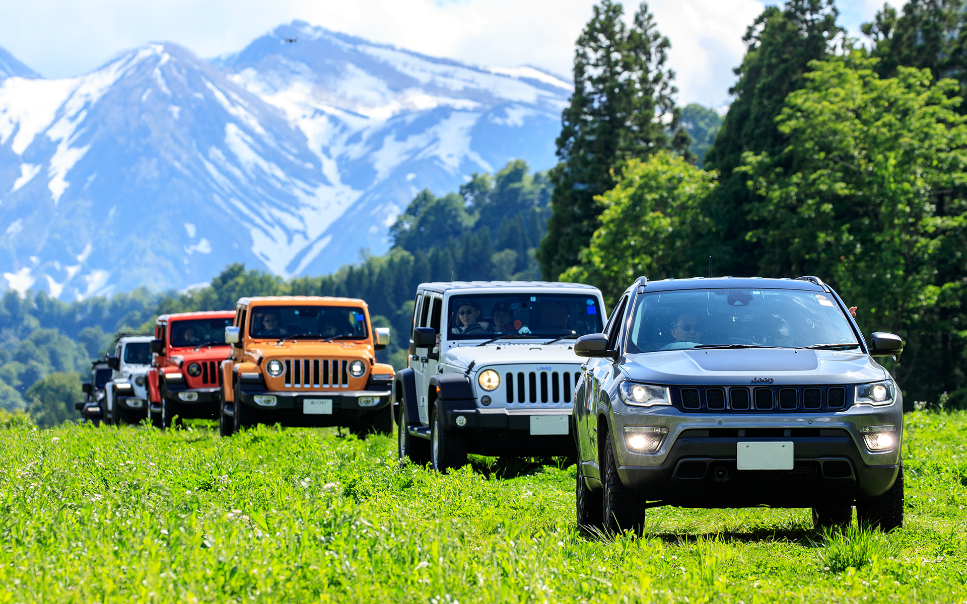 冬の間はゲレンデとなる場所をマイカーでコンボイ走行