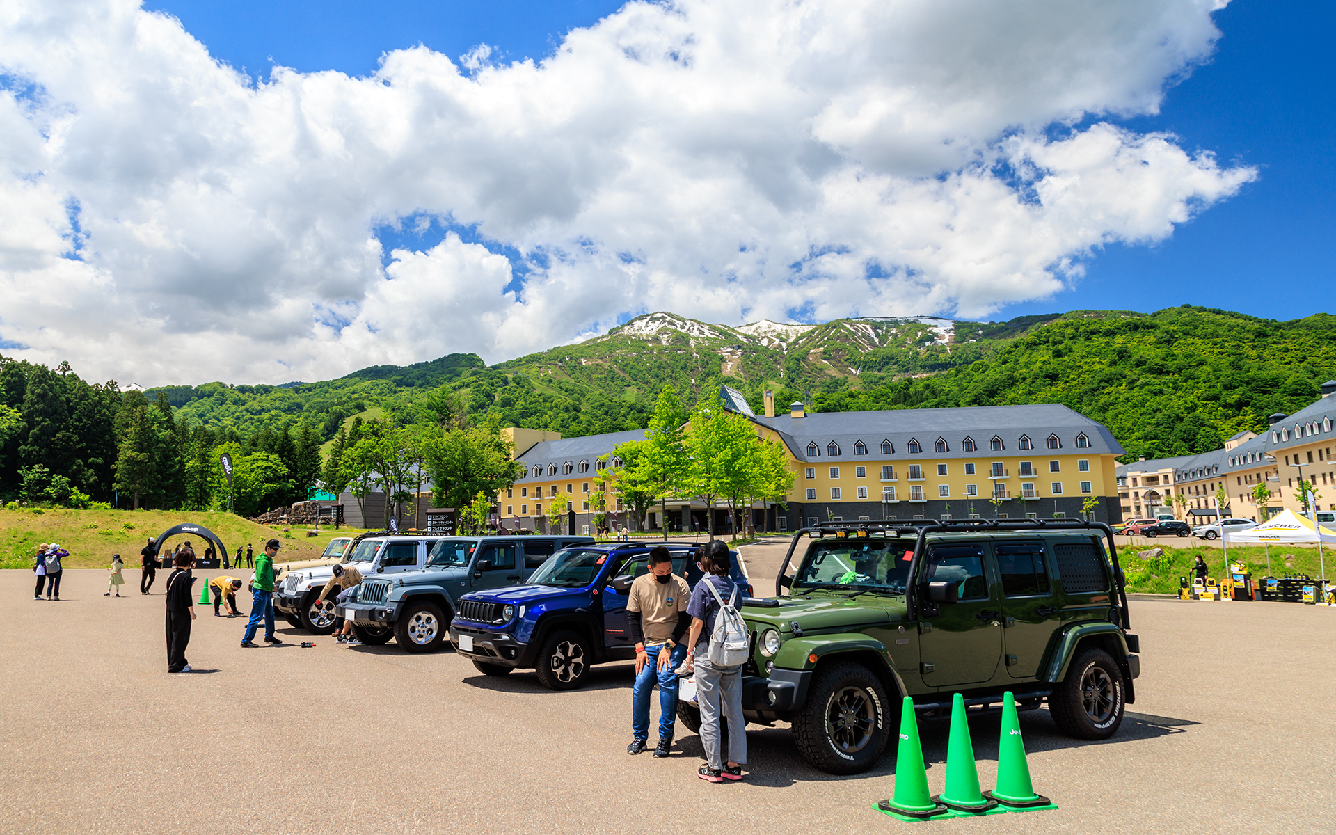 受け付け後の駐車場では車両のセルフチェックを実施