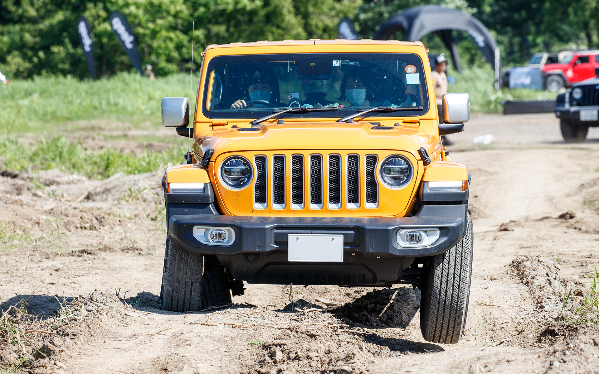 モーグルやバンクといったコースも設定。街中とは違う“大地をしっかりと踏みしめて進む”コースを真剣にドライブし、走破後は全員割れんばかりの笑顔だったのが印象的
