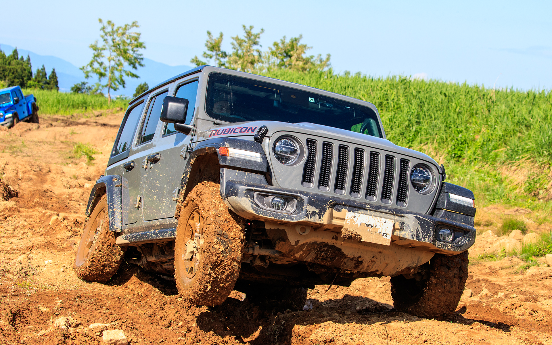 自分たちで運転した急坂やモーグル、バンクが組み合わさったようなコースを、インストラクターの運転でじっくりゆっくり走行。深いぬかるみや大きな水たまりも難なく走破していった
